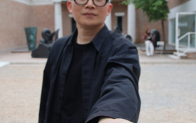 中国艺术家杨烨炘“黄金大米”三部曲引爆威尼斯双年展 叩问艺术与资本边界